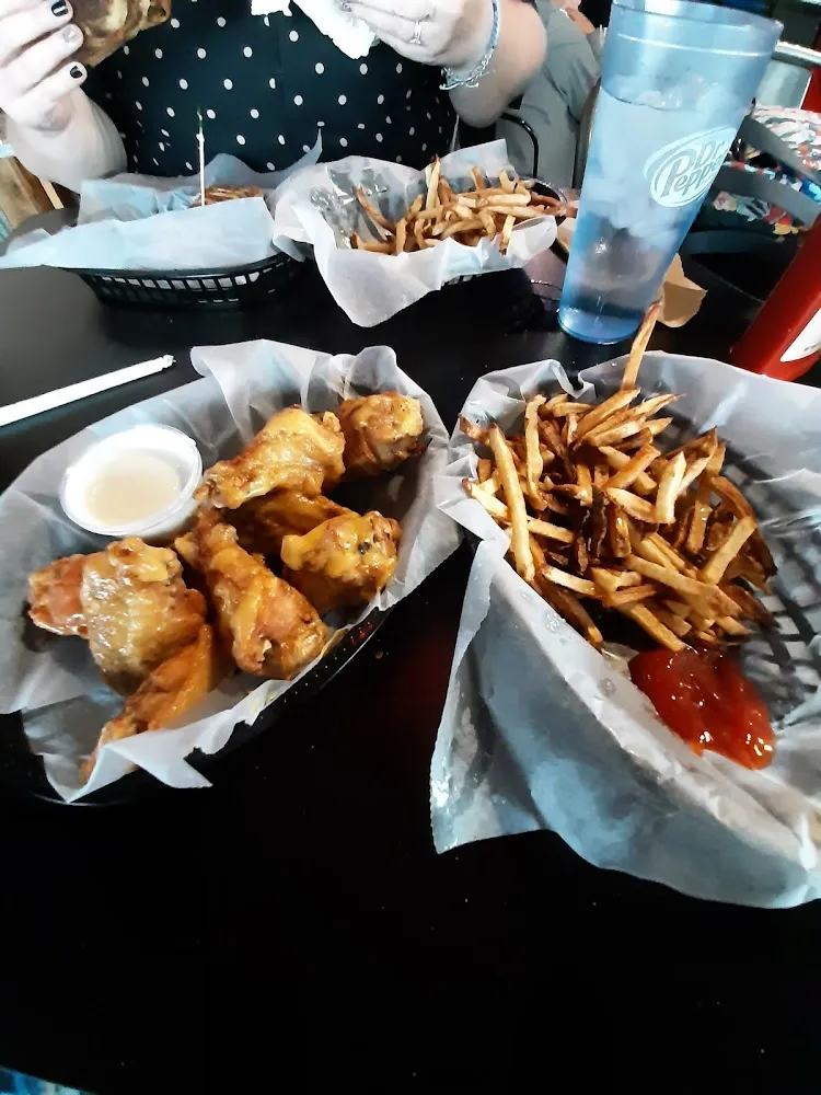 Garlic Wings and Fries